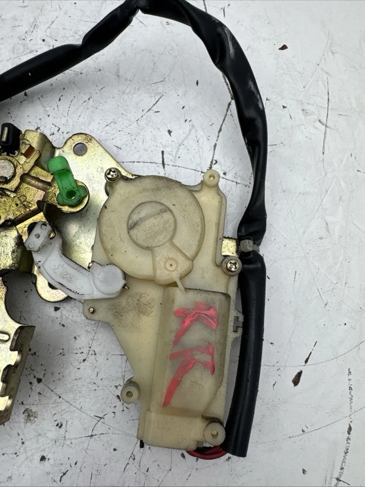 Mazda MPV 2001 Motor Cierre Centralizado Usado, Original Trasero Derecho Usado B374-13 Foto 3 de 4