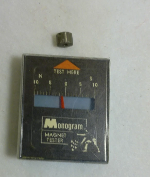Probador de imanes con monograma vintage para coches de slot Foto 3 de 4