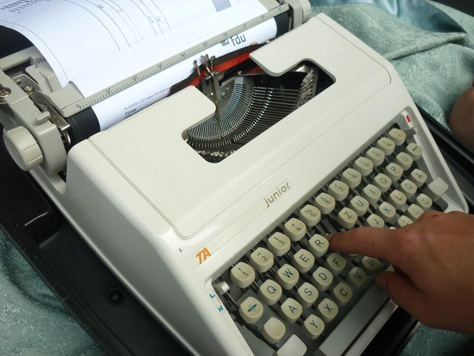 Reise Schreibmaschine TA Junior hellgrau mit Koffer funktioniert sehr gut - Bild 2 von 4