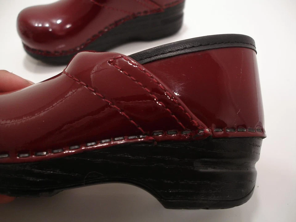 Zapatos Zuecos Dansko Borgoña Charol Sin Cordones Niñas Pequeñas Talla 26 EE. UU. 9,5 10 Foto 2 de 4