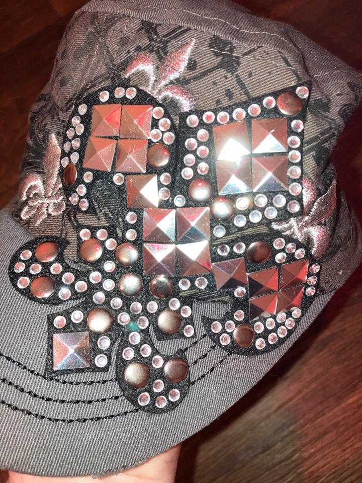 Gorra Leader Hat Gráfico Flor De Lis Desgastado Estrás Tachonado Mujer’s Caqui Foto 3 de 4