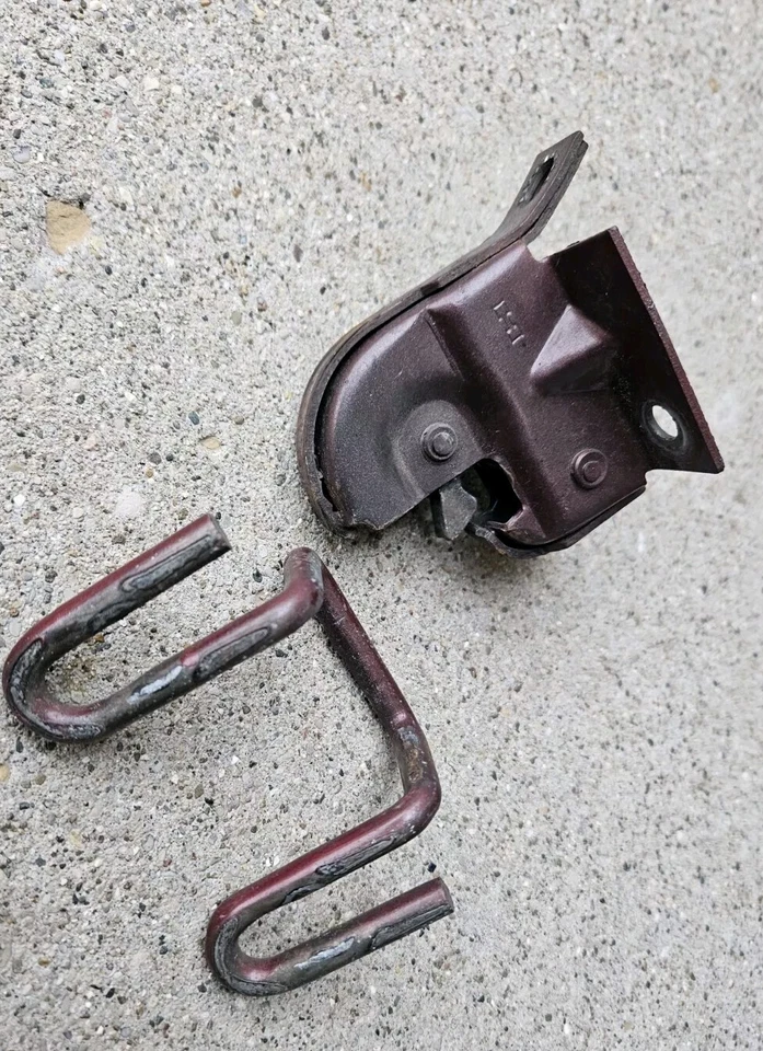 1964 AMC Rambler Ambassador 990 trava traseira do porta-malas e suporte Striker fabricante de equipamento original  - Imagem 3 de 4