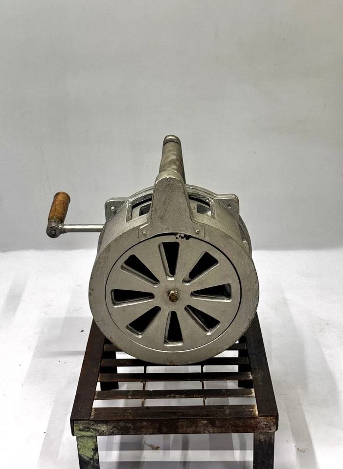 Antiguo cuerno de sirena de piso de barco de carga vintage manivela marítima de hierro Kheraj Foto 4 de 4