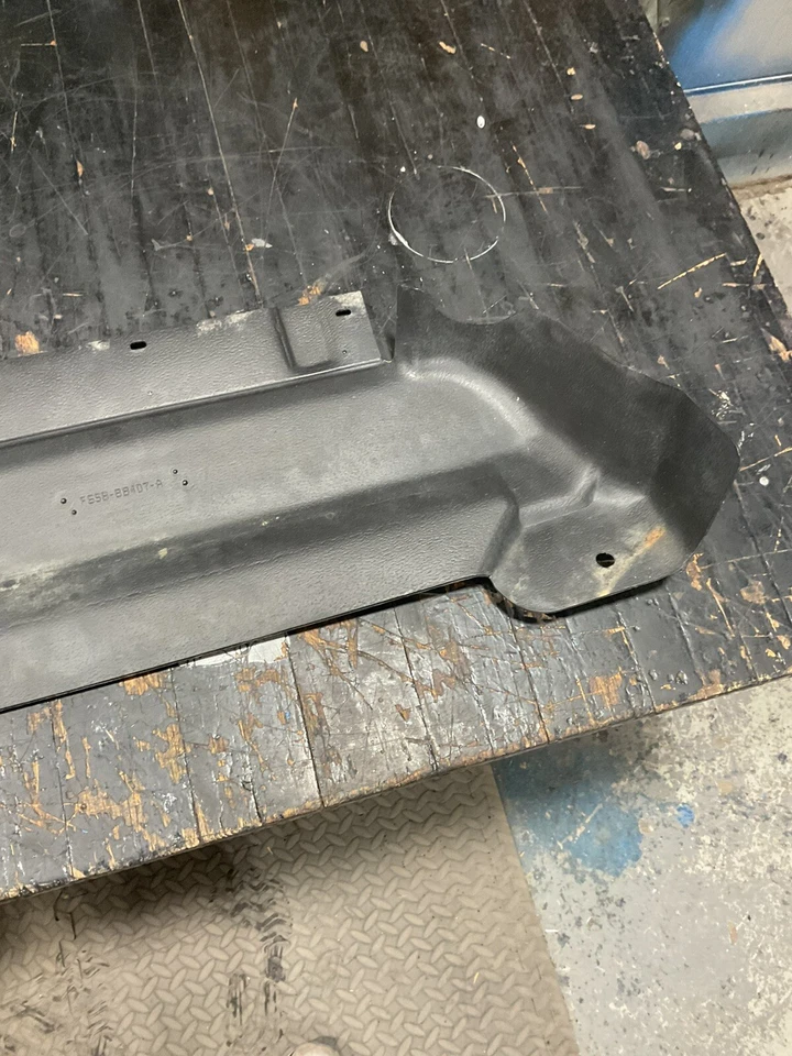 Parachoques delantero Thunderbird Cougar 1996 1997 deflector de cenefa de presa de aire inferior Foto 3 de 4