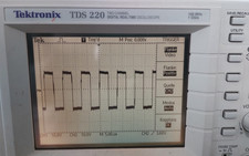 Tektronix TDS 220 100 MHz 1GS/s Oscilloscopio digitale in tempo reale a 2 canali