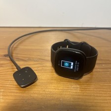Fitbit Versa 3 Smartwatch - gebraucht, funktionstüchtig, kleines/zierliches Band, Ladegerät dabei
