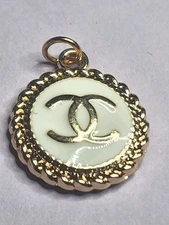 CHANEL BUTTON ROUND  WHITE CHAIN GOLD LARGE 20 MM