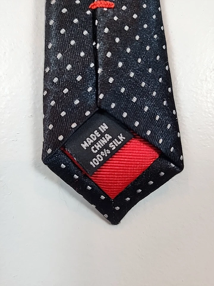 Corbata Nick Cannon Para Hombres Azul Marino Geométrica 100% Seda Rojo Acentos 61" Largo X 3" Ancho Foto 2 de 4