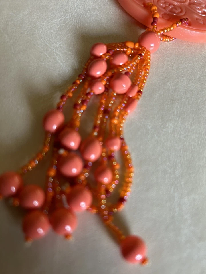 "Collar medallón tallado color coral con cuentas de aproximadamente 14"" de largo incluye borla" Foto 4 de 4