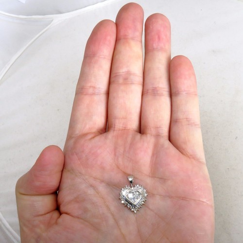 Colgante de oro blanco de 10K en forma de corazón con ~ 0,90 quilates de diamantes (3,7 g, 0,875") - Imagen 12 de 12