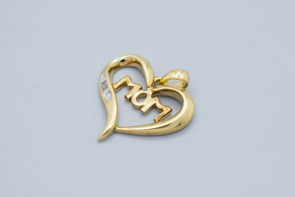 (MA5) Colgante Corazón Diamante "Mamá" Oro Amarillo 10k .002 ctw 1.7 Gramos 3/4"x3/4" Foto 3 de 4