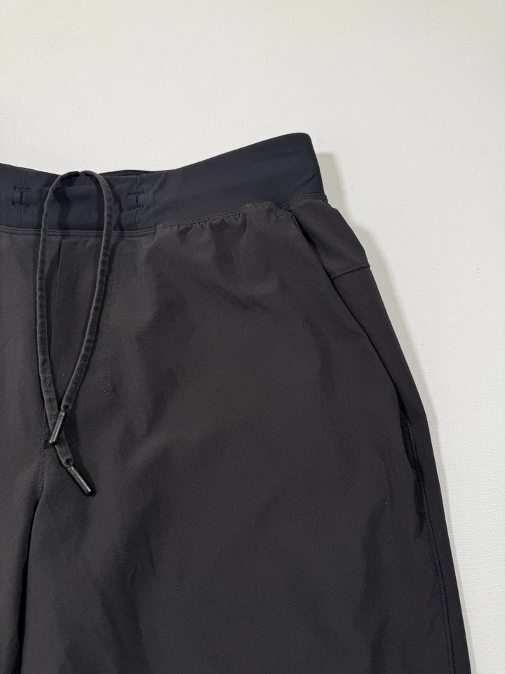 Pantalones Cortos Tribu Lululemon William & Mary Para Hombre Medianos Negros Rendimiento Logo NCAA Foto 3 de 4