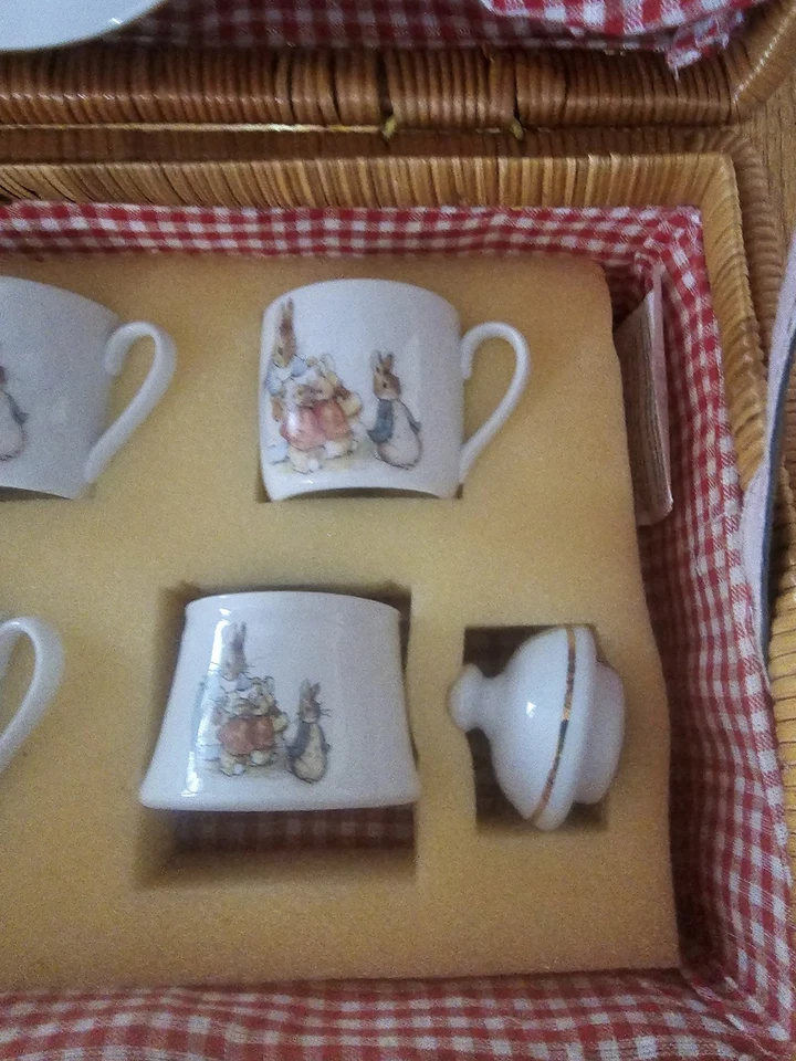 Juego de té en miniatura The World of Beatrix Potter Peter Rabbit and Family Foto 2 de 4
