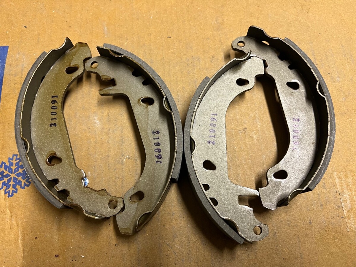 Delphi LS1681 Brake Shoe Set fits Citroen Xsara ZX Peugeot 306