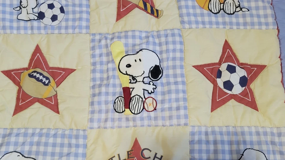 Manta acolchada deportiva para bebé Lambs And Ivy Peanuts Snoopy Woodstock Foto 3 de 4