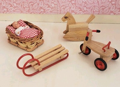 Caco Bett Puppe Schaukelpferd Schlitten Dreirad 1:12 Puppenstube Puppenhaus 