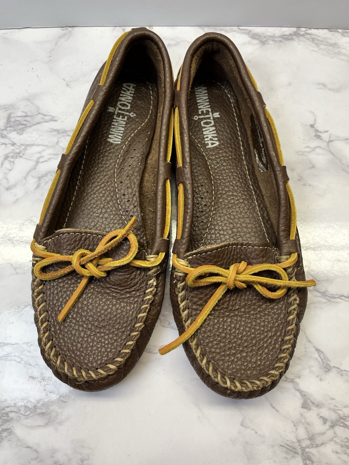 SAOLA Mocassini mocassini Minnetonka in pelle marrone taglia 6 suola in gomma pizzo giallo