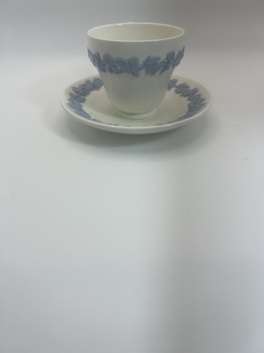 Tazza da tè e piattino vintage Wedgwood Queensware blu su crema in rilievo vite - Foto 4 di 7