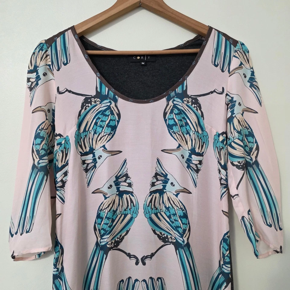 Vestido Corey Estampado Pájaro Talla M Rosa Mezcla Seda Boho Artístico Resort Funda Foto 3 de 4