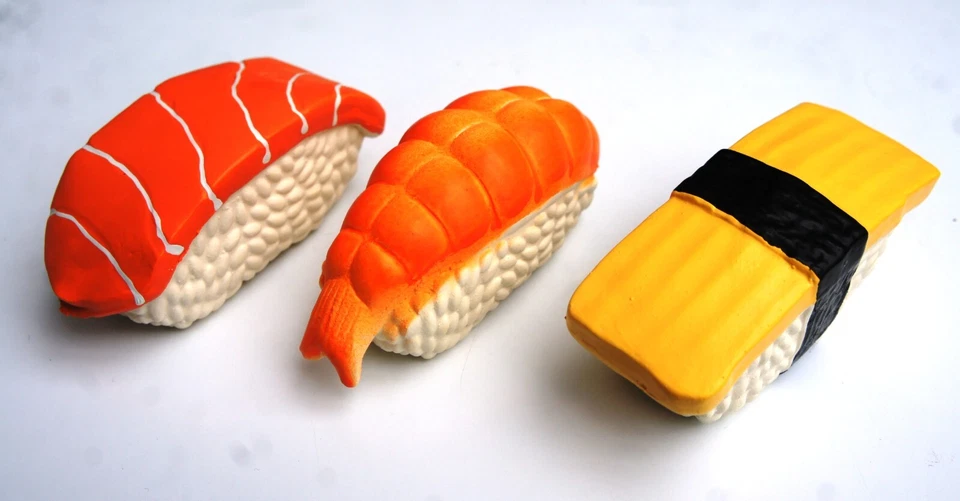 SUSHI PEQUEÑOS JUGUETES DE LÁTEX PARA PERROS LINDO CACHORRO CHIRRIANTE JUGUETES 3 ESTILOS DISPONIBLES VENDEDOR DEL REINO UNIDO Foto 2 de 4