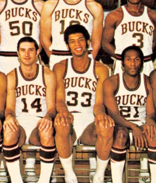 Kareem Abdul-Jabbar Rookie Year! RARE 1969 Milwaukee Bucks Colored Team Postcard - Image 2 of 3