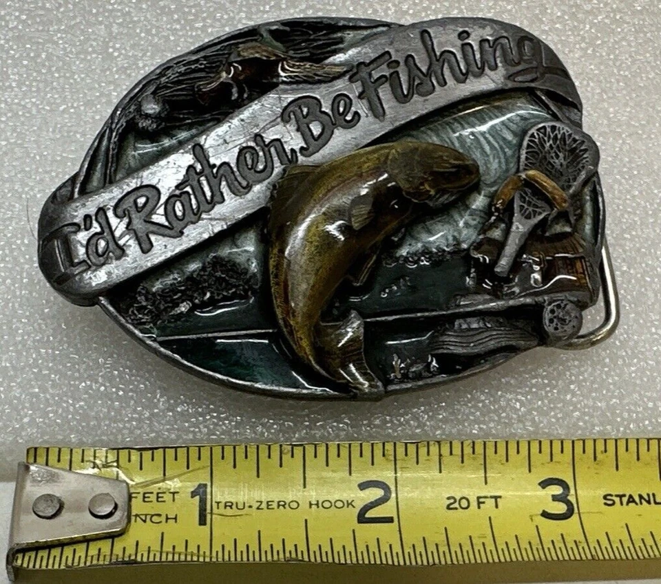 Siskiyou Buckle Co. 1985 Hebilla de cinturón de pesca I'd Rather Be EE. UU. M-30 esmaltada Foto 2 de 4