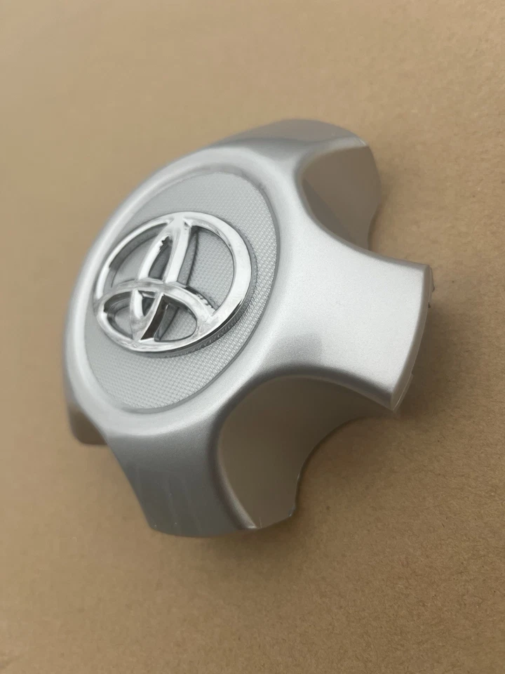 4260342120 Nuevo OEM Toyota 2006-2012 RAV4 17" Tapa Central de Rueda Subconjunto - 1 pieza Foto 2 de 4