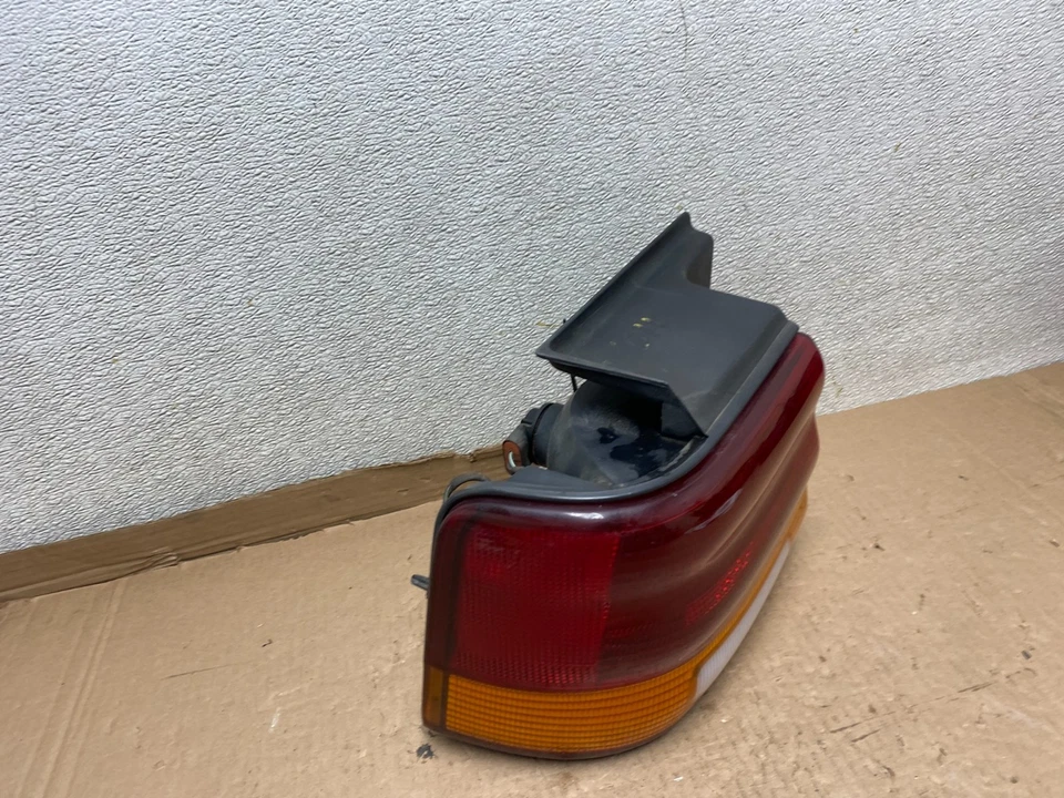 Dodge Spirit 1993 luz trasera izquierda del lado del conductor U8596 PS Foto 3 de 4