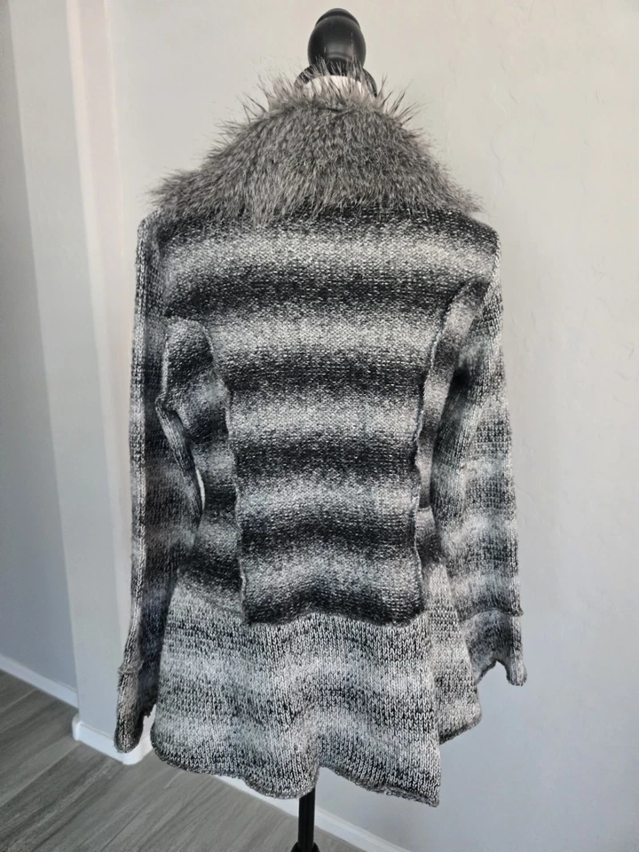 Suéter tejido arte contemporáneo con ribete de piel sintética Lola B manga acampanada abotonada talla L Foto 4 de 4