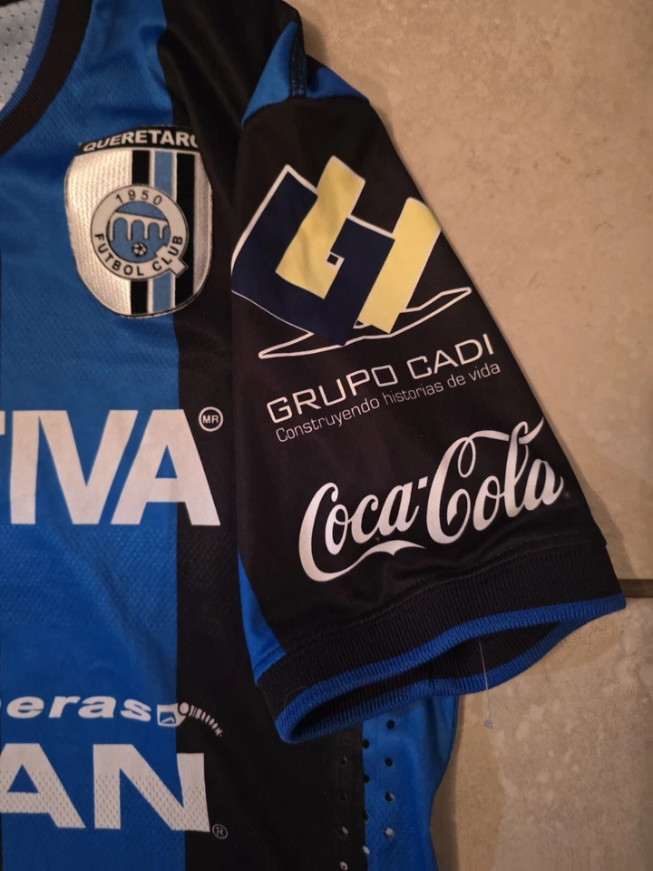 Camiseta visitante Ronaldinho Querétaro Foto 3 de 4