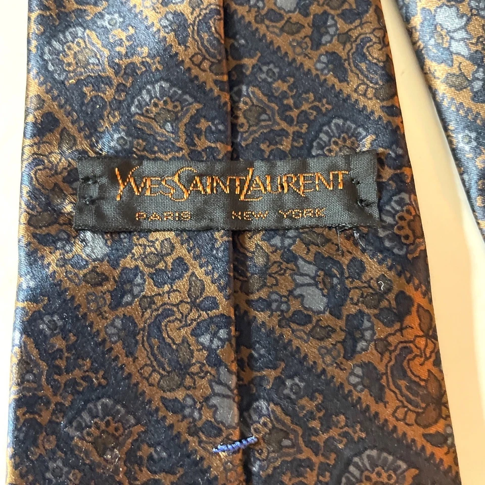 Corbata De Colección Yves Saint Laurent Para Hombre Seda Estampado Floral Azul y Dorado 3.25" Ancho Foto 3 de 4
