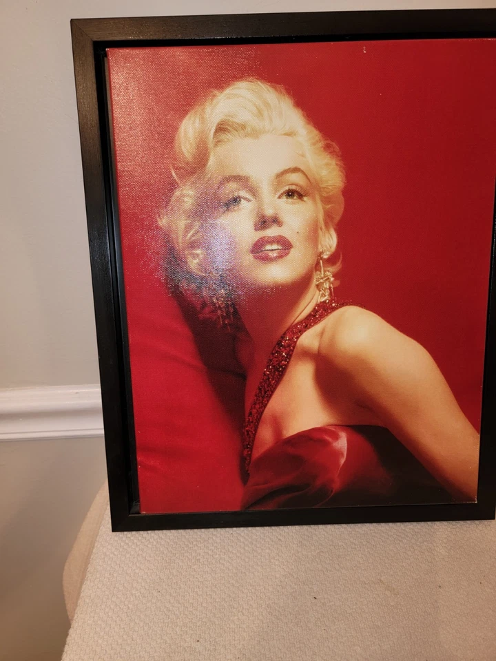 Marilyn Monroe in red poster by Georgia Folwler wall dec - Image 2 of 4