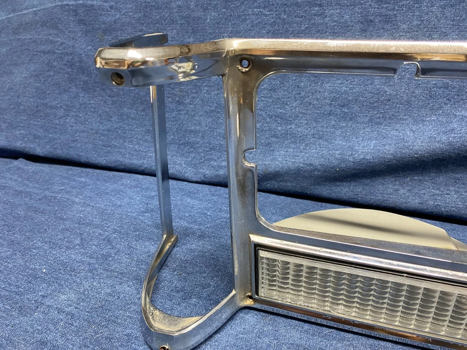 Lincoln Versailles 1977 1979 1980 luz de estacionamiento derecha y bisel de faros Foto 4 de 4