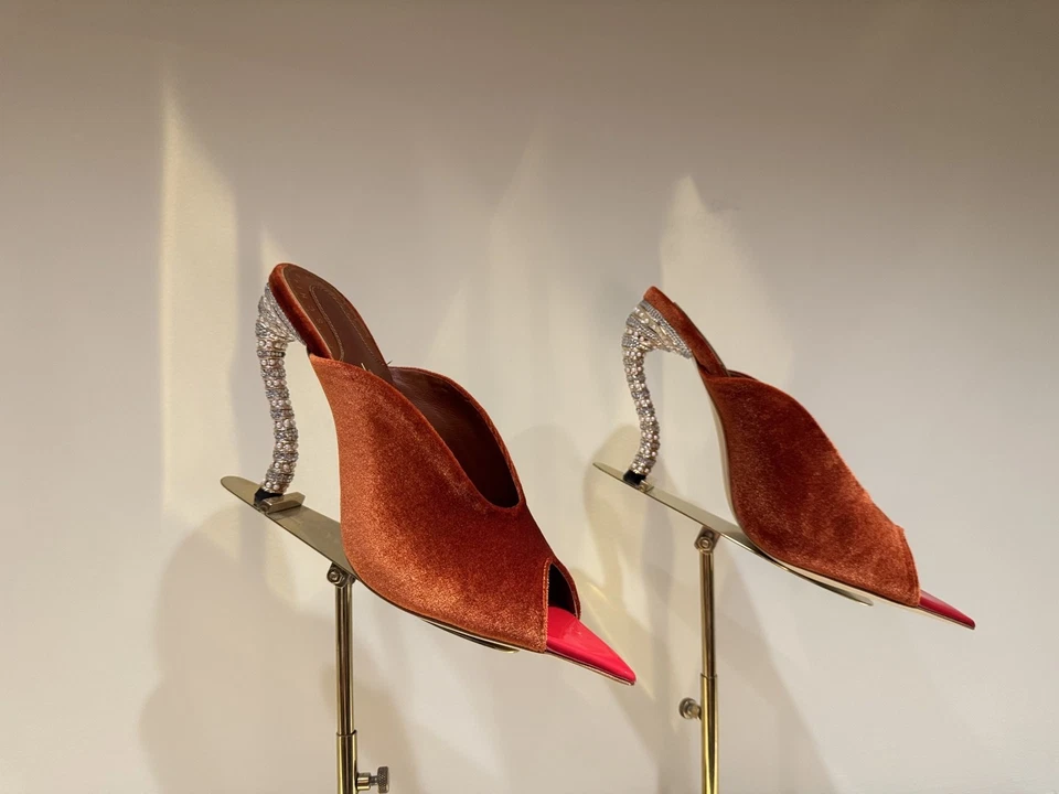 Hermosas zapatillas de tacón alto puntiagudas de metal de forma especial de Elsa Schiaparelli Foto 3 de 4