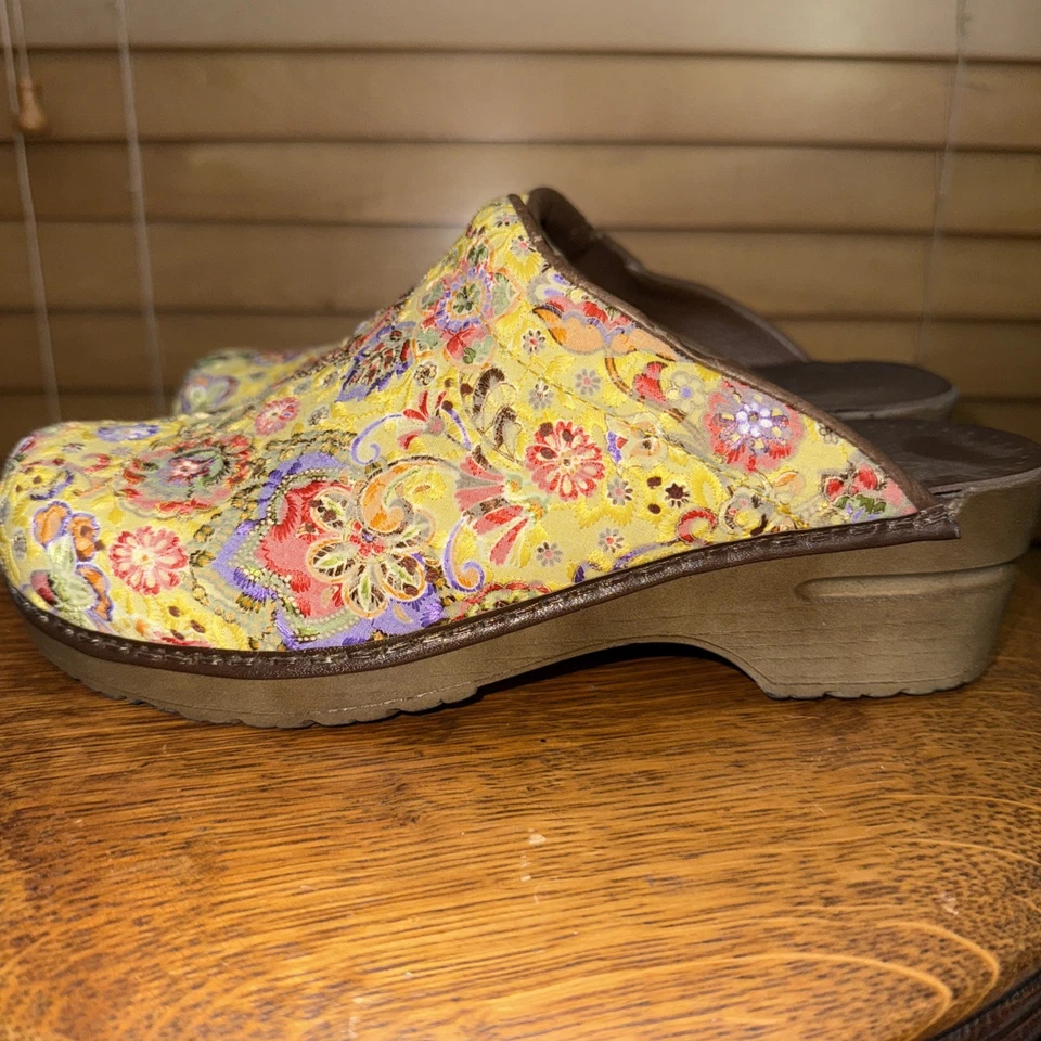 Zuecos de enfermera Sanita multicolor bordados florales zapatos para mujer talla 39 EE. UU. 8 Foto 2 de 4