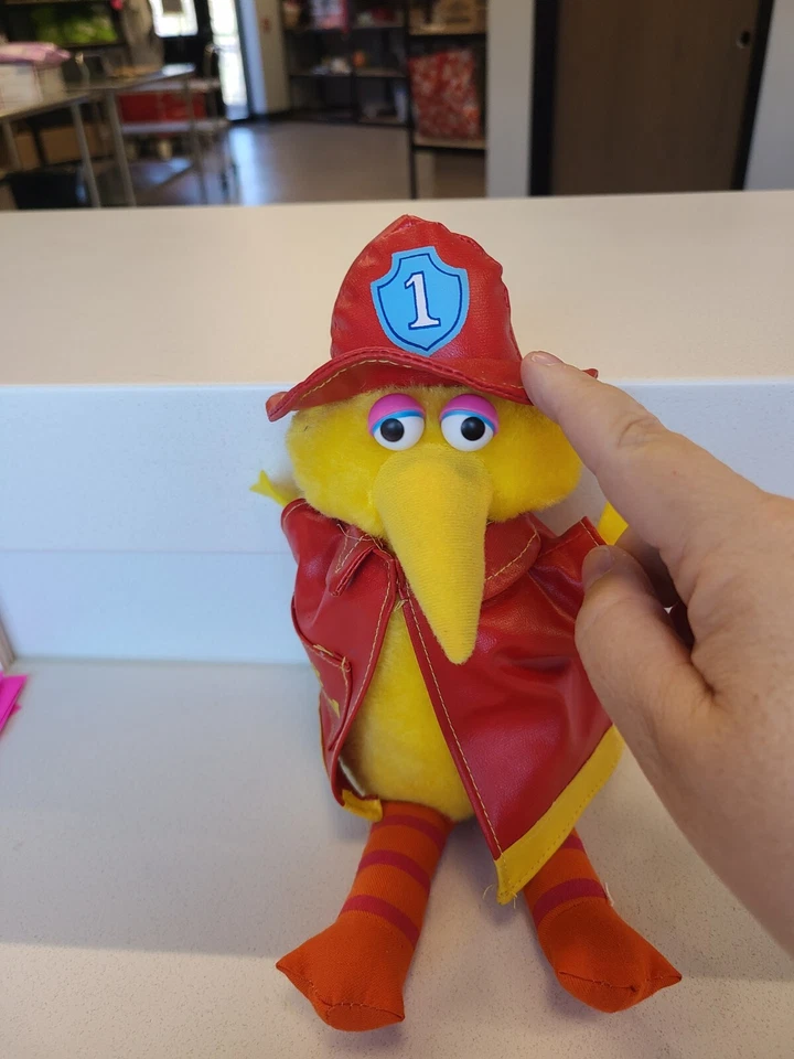Bombero de peluche Big Bird vintage años 70 con abrigo y sombrero etiquetado Knickerbocker 8" Foto 2 de 4