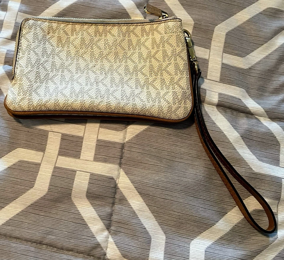 Muñequera Michael Kors Bedford iluminada vainilla/bellota monograma blanco roto nueva sin etiquetas Foto 3 de 4