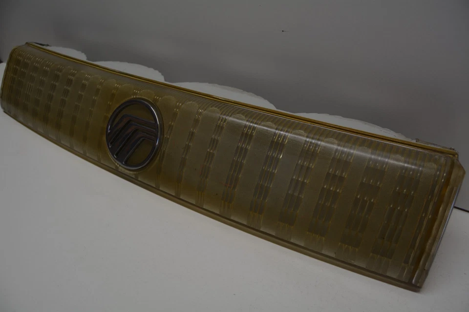 1992 - 1995 MERCURY SABLE REAR CENTER TAIL FINISH PANEL OEM, 195-00109 - Image 4 of 4