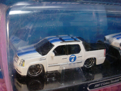 Maisto '07 CADILLAC ESCALADE EXT / '66 VW KARMANN GHIA ✰white