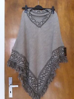 Italy Moda Poncho Pullover Überwurf Strick Wolle Mohair Ethno Ornamente Beige