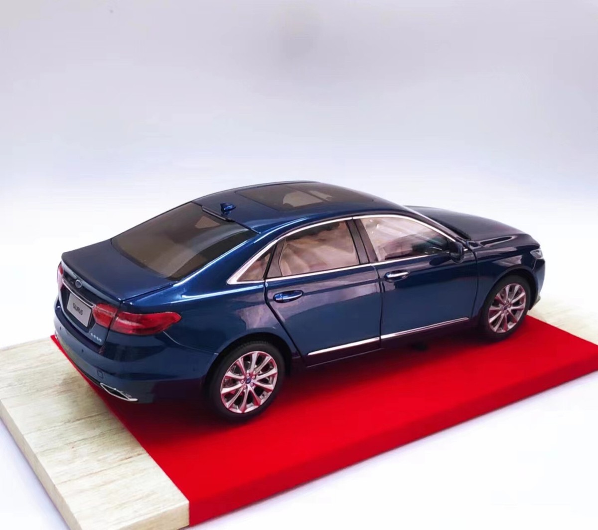 1/18 Ford Taurus 2015 Diecast Metal Model Car Dealer model
