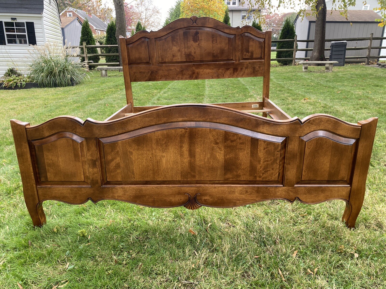 Beautiful Vintage Ethan Allen Country French Queen Bed Frame (A) #26-5606 / 236