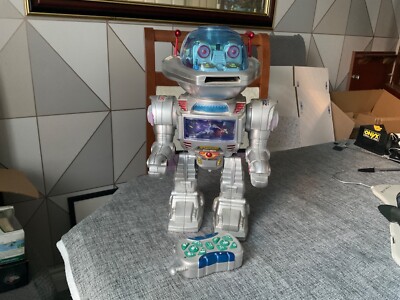 ZGMF-X INTELLEGENT ROBOTER MIT FERNBEDIENUNG VOLL FUNKTIONSFÄHIG SEHR GUTER ZUSTAND