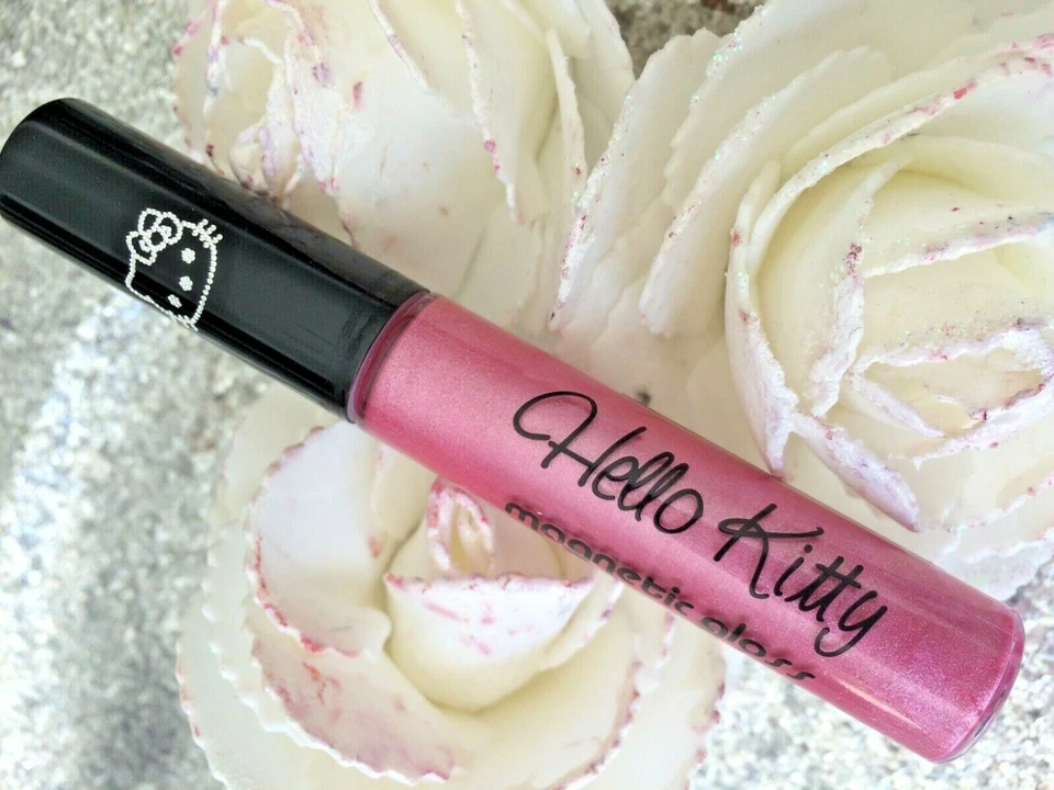HELLO KITTY Magnetico Gloss Fashionista Color Rose Petalo Iridescente Girly Up - Immagine 2 di 2