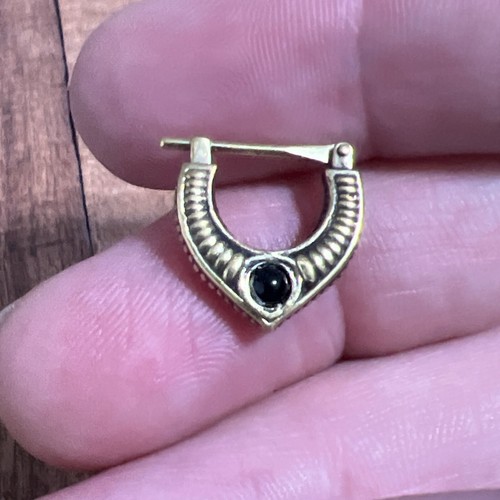 ORNATE Single 18g BRASS HINGED SEPTUM 8mm RING DIAMETER NOSE BLACK ONYX EARRING - 第 7/7 張圖片