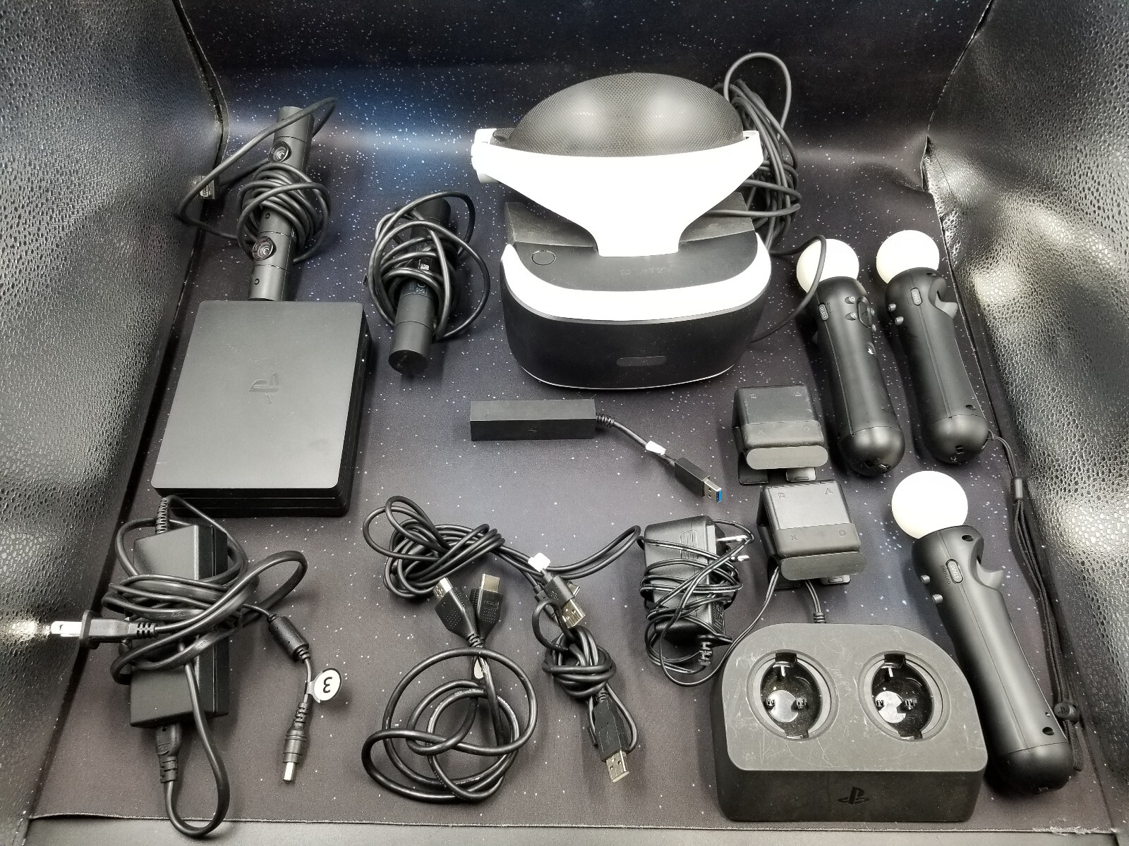 PS VR Headset Bundle with 2 Cameras 3 Move Controllers & Charging Dock-image