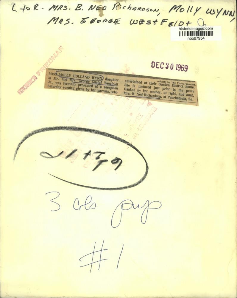 1969 Press Photo Molly Holland Wynn flanked by mother and aunt at reception.