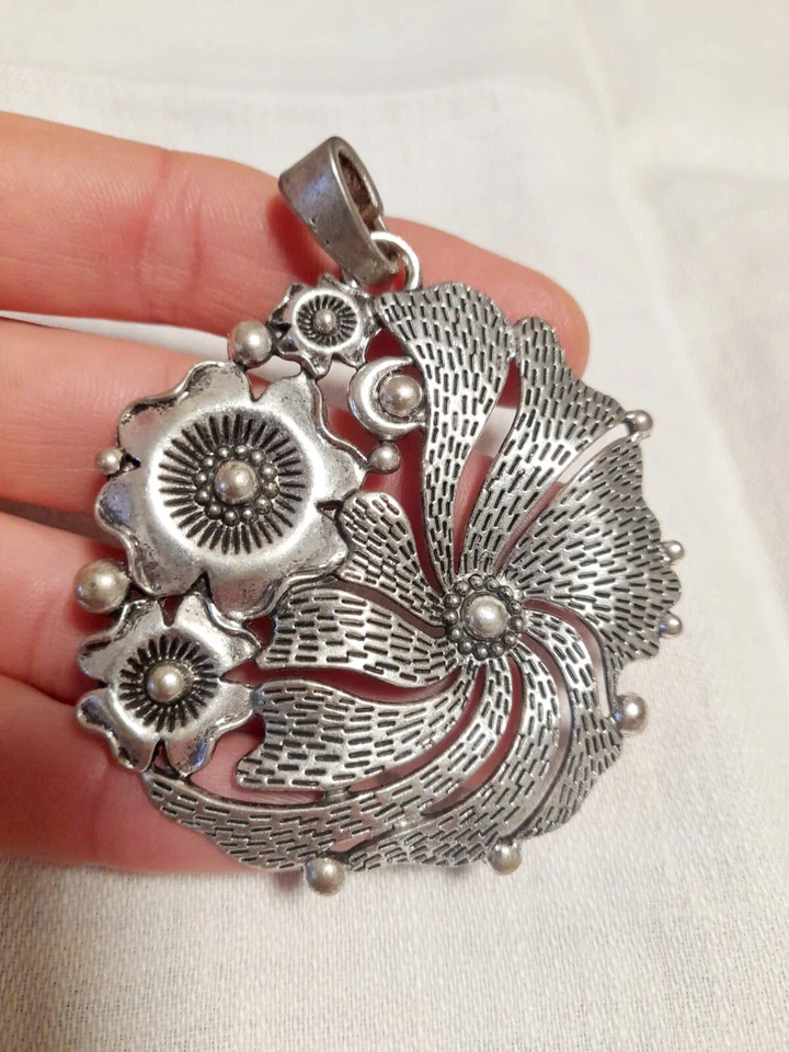 Collana con CIONDOLO FLOREALE in ARGENTO TIBETANO lavorato a Sbalzo - Immagine 2 di 4