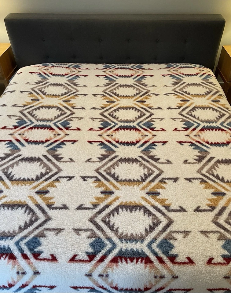 Pendleton Fleece Sherpa Azteca Manta King Size Blanco Arenas 112” X 92” - Usada en Excelente Condición Foto 4 de 4