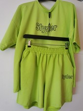 Sommerlicher Zweiteiler mit Shorts